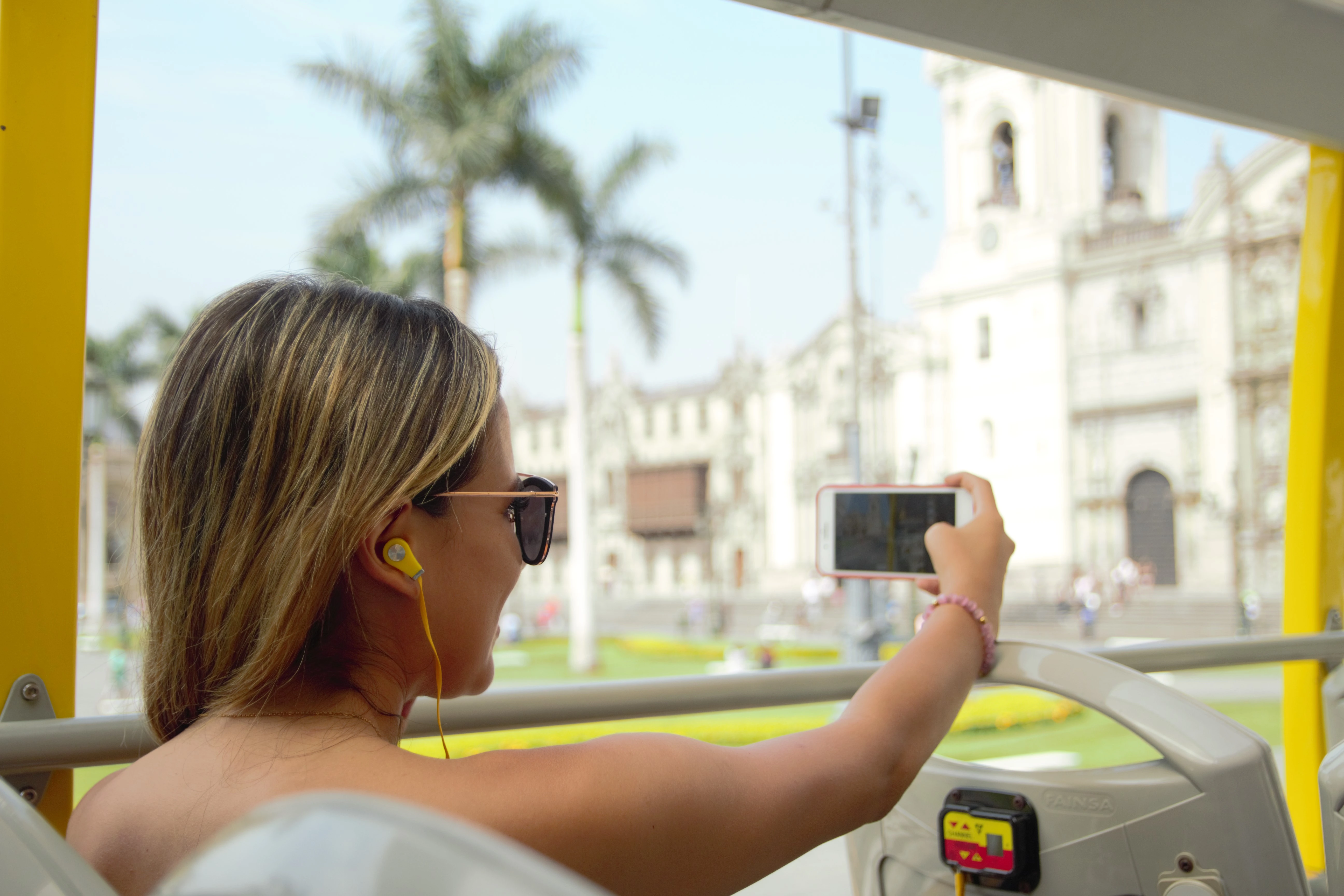 Turista mostrando su ticket con QR para subir al bus panorámico Hop On Hop Off