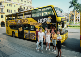 Turistas tomándose selfie en tour por Lima con Turibus